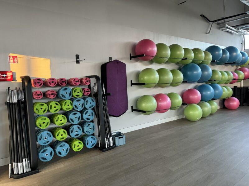 Фітнес-зал у Well Fitness Czeladź - обладнаний м'ячами, штангами, килимками та степами для групових занять