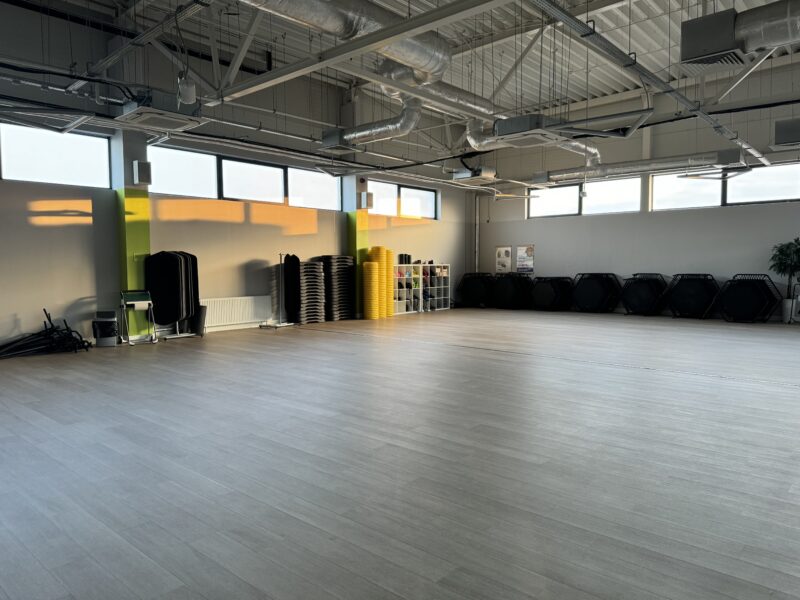 Просторий фітнес-зал у Well Fitness Czeladź - місце для різноманітних групових занять