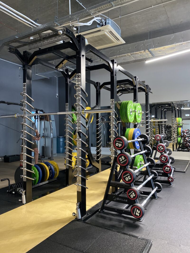 Мостовий кран зі штангою - силова зона Well Fitness Katowice Wrocławska.