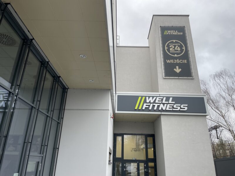 Головний вхід до цілодобового клубу «Well Fitness» у Вроцлаві, в районі Карловіце.