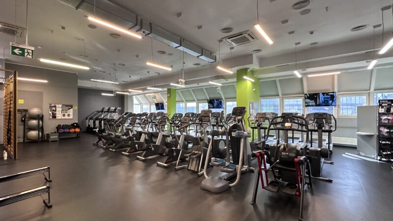 Простора зона кардіотренажерів із сучасними тренажерами у Well Fitness у Вроцлаві, Грабішин.