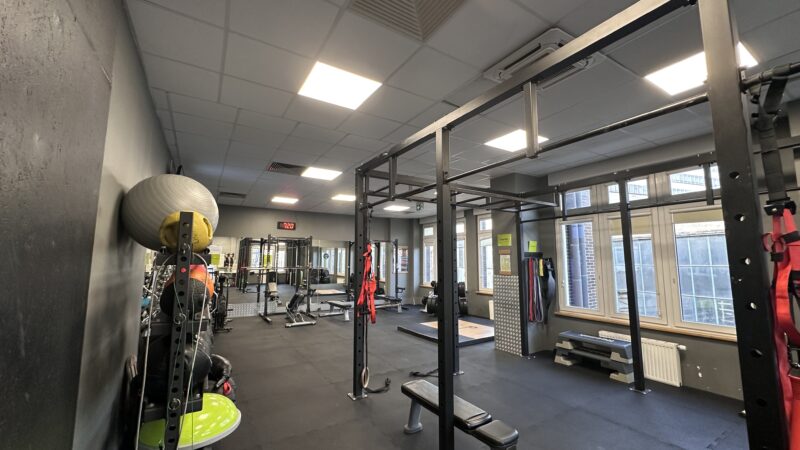 Клітка для функціонального тренування та стелаж з аксесуарами у клубі Well Fitness у Вроцлаві, район Грабішин.