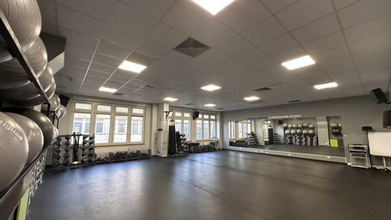 Вид на фітнес-зал із дзеркалами та тренажерним обладнанням у клубі Well Fitness у Вроцлаві, район Грабішин.
