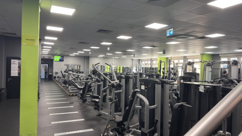 Зона силових тренажерів із професійним обладнанням для тренувань у Well Fitness у Вроцлаві, Грабішин.