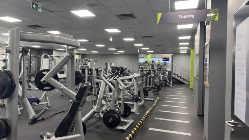Вид на алею з тренажерами у тренажерному залі Well Fitness у Вроцлаві, район Грабішин.
