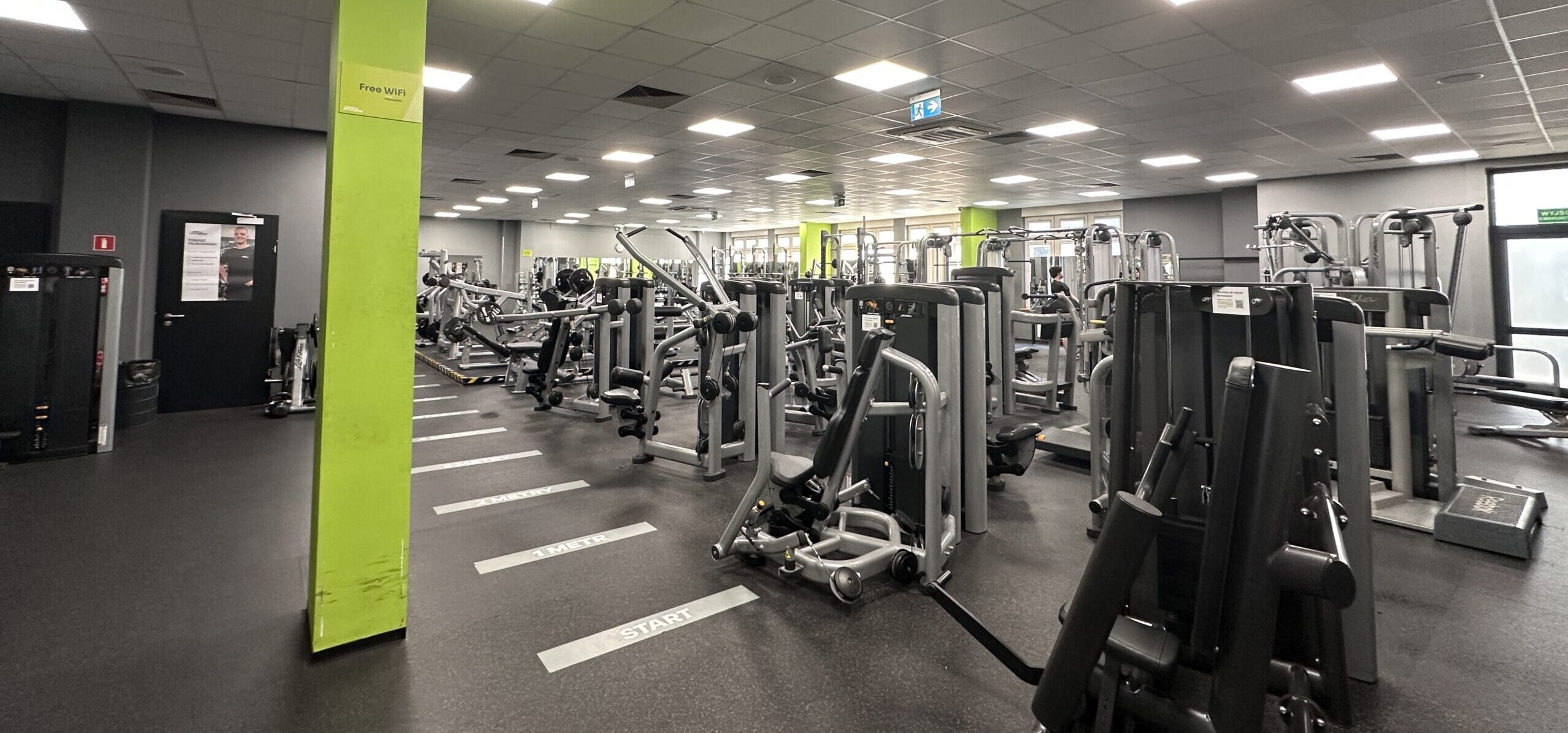 Сучасна зона силових тренажерів у клубі Well Fitness у Вроцлаві, район Грабішин.