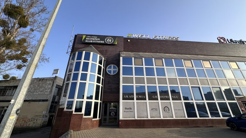 Будівля тренажерного залу Well Fitness у Вроцлаві, в районі Грабішина, з головним входом.