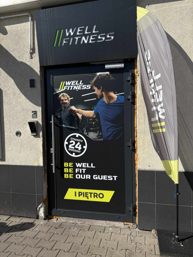 Вхід до тренажерного залу Well Fitness Legnica Marsa з логотипом