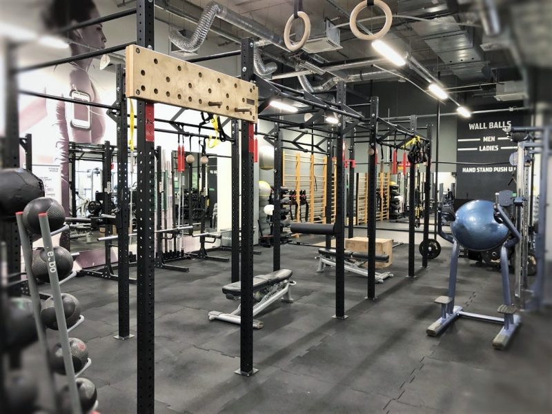 Зал для загальних вправ. У центрі стоять барні стійки та лавки.