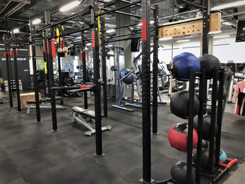 Кімната з джигами та м'ячами для вправ на все тіло.