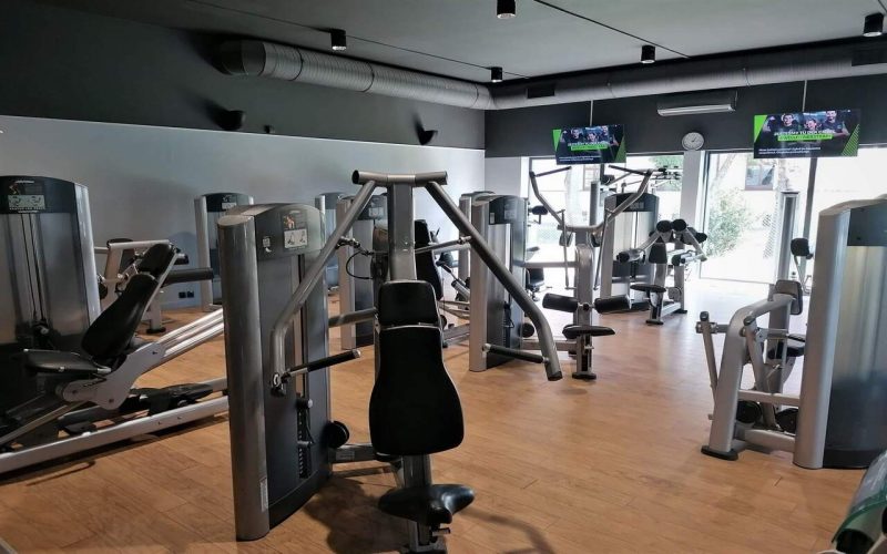 Sala na której stoją maszyny do ćwiczeń konkretnych partii mięśni.