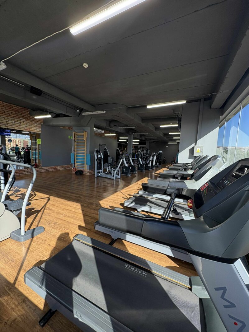 Бігові доріжки та стаціонарні велосипеди в зоні легкого кардіо.
