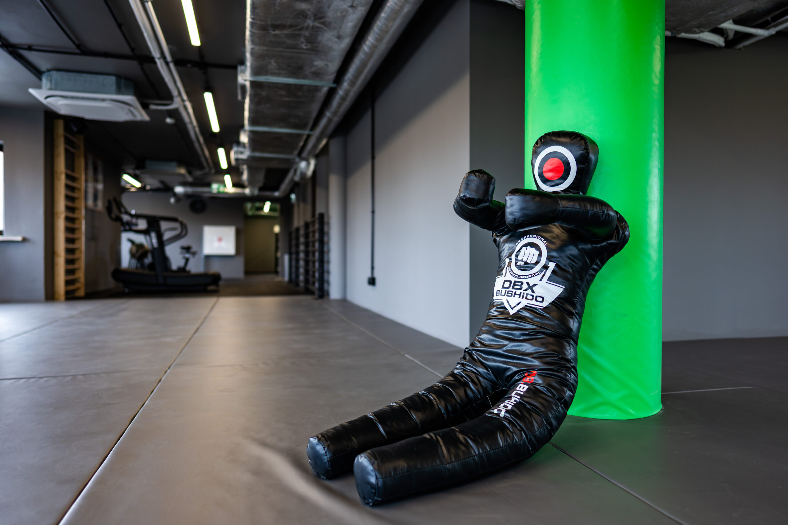 Strefa fight z manekinem treningowym DBX Bushido do sztuk walki, przygotowana do treningów boksu i MMA