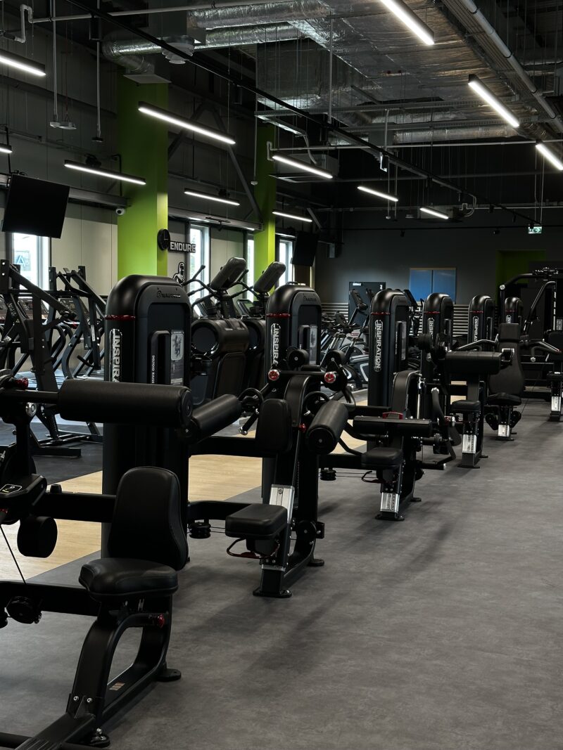 Силові тренажери - простір для силових тренувань у Well Fitness Wrocław Astra.