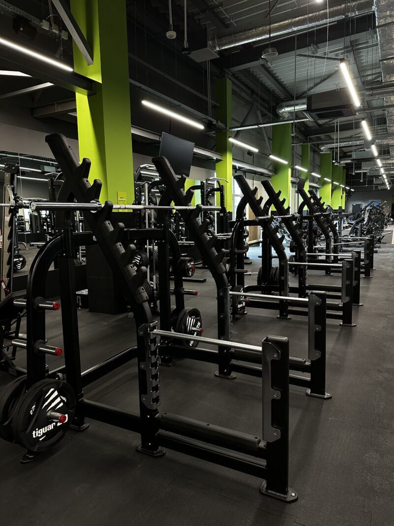 Силові тренажери в тренажерному залі Well Fitness Wrocław Astra - сучасне тренувальне обладнання.