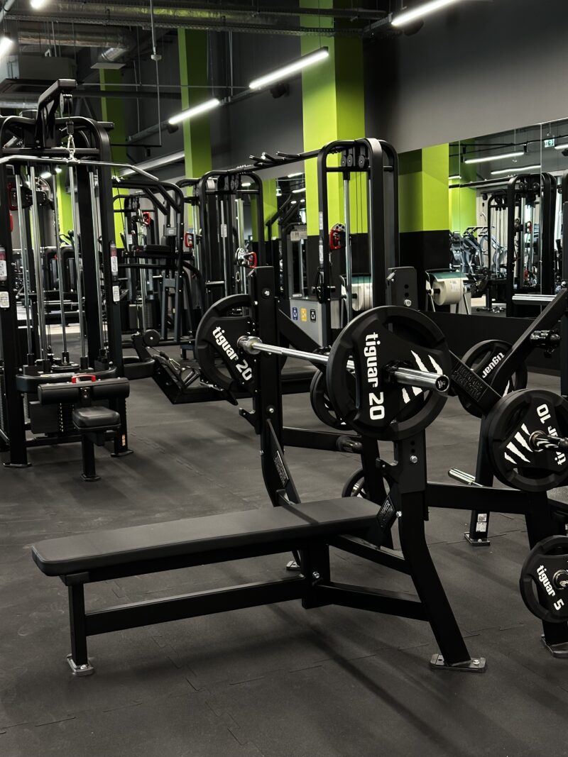 Пряма лава зі штангою та гирями - зона вільних ваг Well Fitness Wrocław Astra.