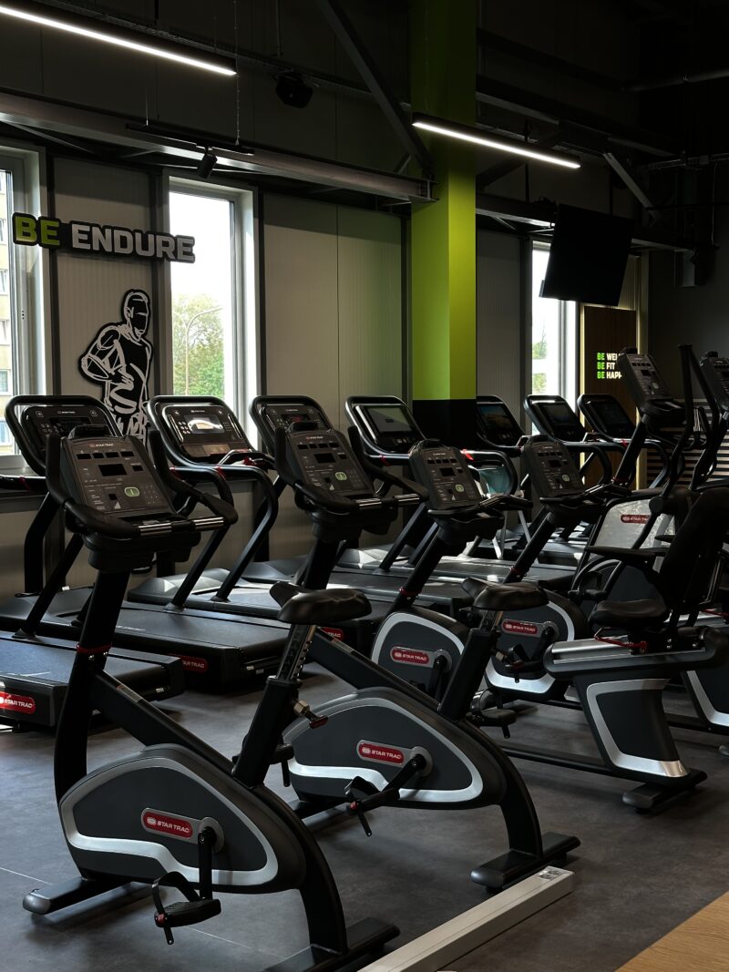 Кардіо-зона з біговими доріжками, велосипедами - Well Fitness Wrocław Astra.