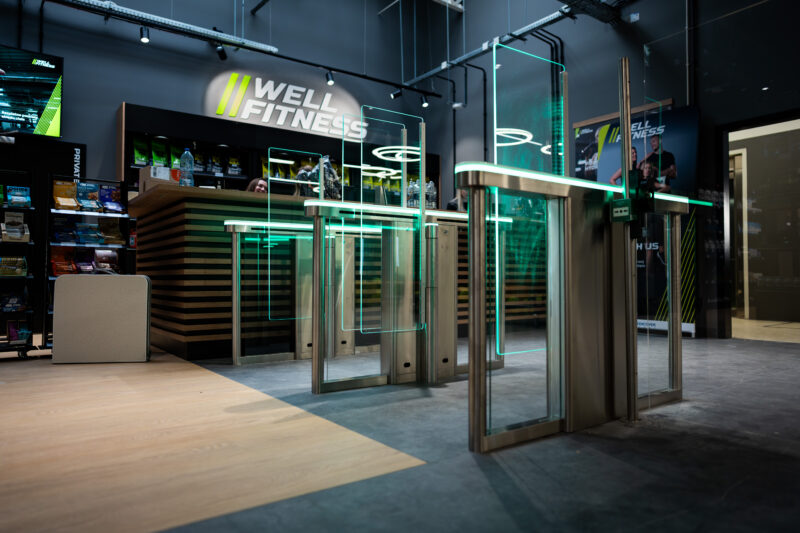 Рецепція та просторий вестибюль тренажерного залу Well Fitness Piaseczno