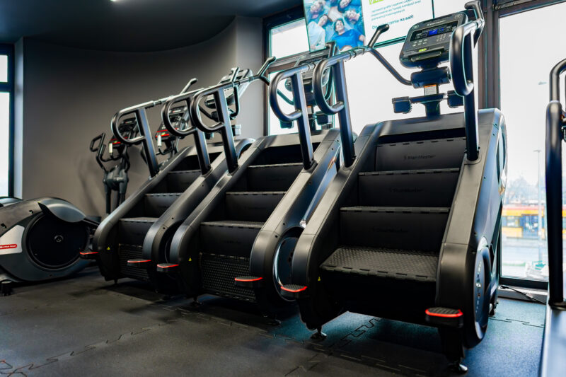 Тренажерні сходи - обладнання для покращення фізичної форми та витривалості Тренажерна зона зі сходовим тренажером для кардіотренувань