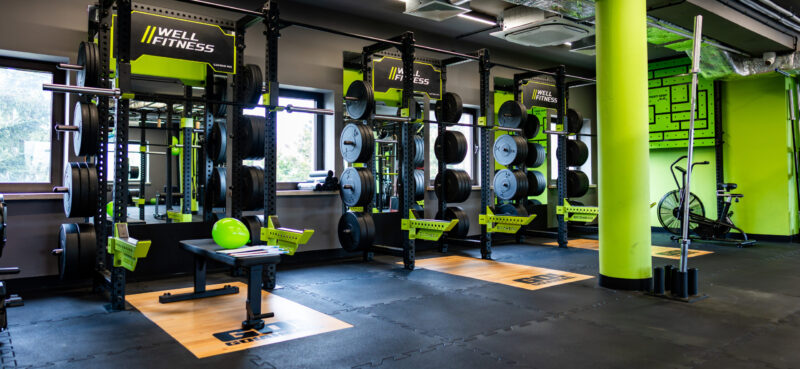 Зона вільних ваг - гантелі та штанги Робочі місця зі штангою та вільними вагами