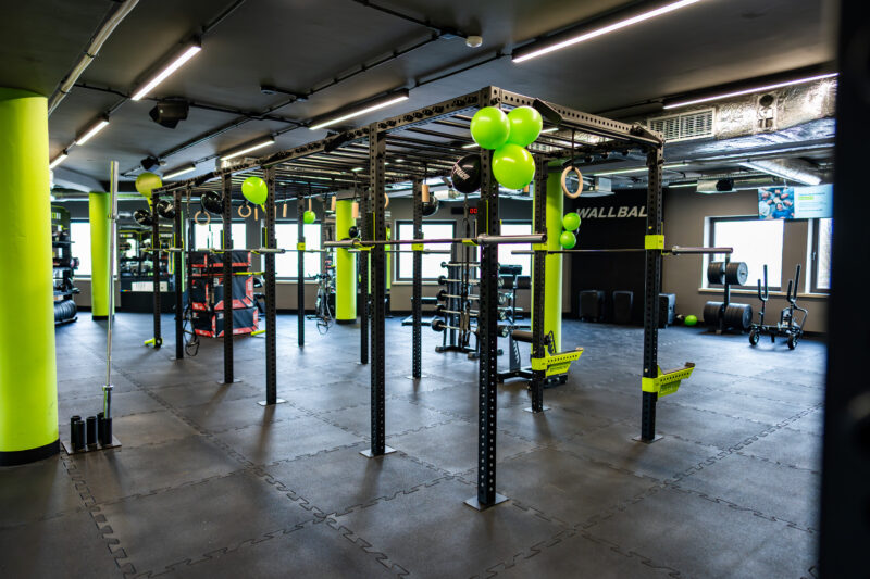 Зона гімнастики - бруси та поручні для тренувань Тренування на брусах та поручнях у зоні гімнастики