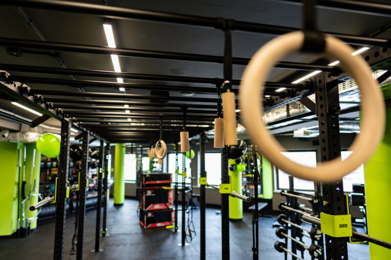 Зона гімнастики - бруси та поручні для тренувань Тренування на брусах та поручнях у зоні гімнастики