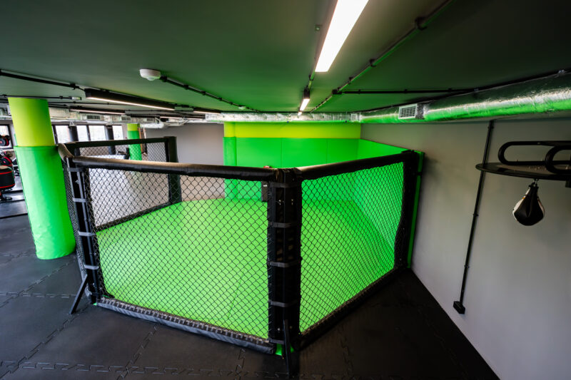 Тренувальний октагон - простір для спарингів та єдиноборств Бойова зона - професійний октагон для тренувань з ММА та боксу