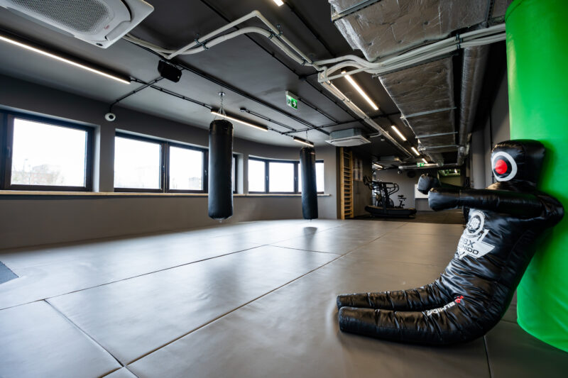 FIGHT Zone - боксерські мішки та простір для бойових видів спорту Тренування з єдиноборств у FIGHT Zone - мат та обладнання для ММАТренування з єдиноборств у FIGHT Zone Well Fitness Bemowo - мат та обладнання для ММА