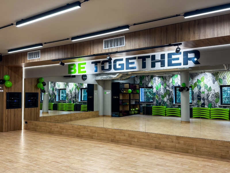 Просторий фітнес-зал - місце для групових занять Фітнес-зал - групові тренування та фітнес-заняття