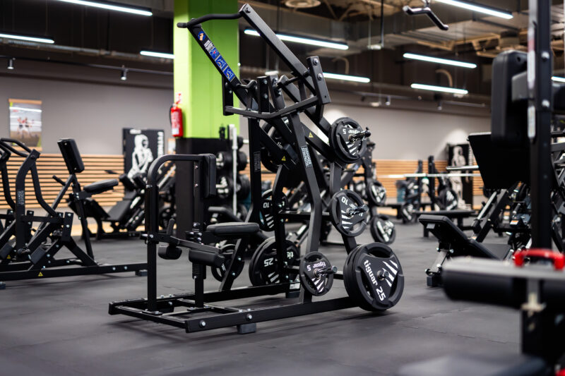 Maszyna Hammer Strength do wyciskania nóg na siłowni Well Fitness Białystok z obciążeniem tiguar