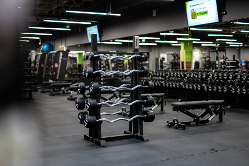 Klatki treningowe (power racki) z logo Well Fitness w nowo otwartej siłowni w Białymstoku