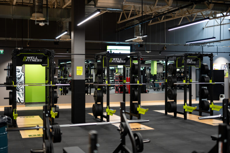Klatki treningowe (power racki) z logo Well Fitness w nowo otwartej siłowni w Białymstoku