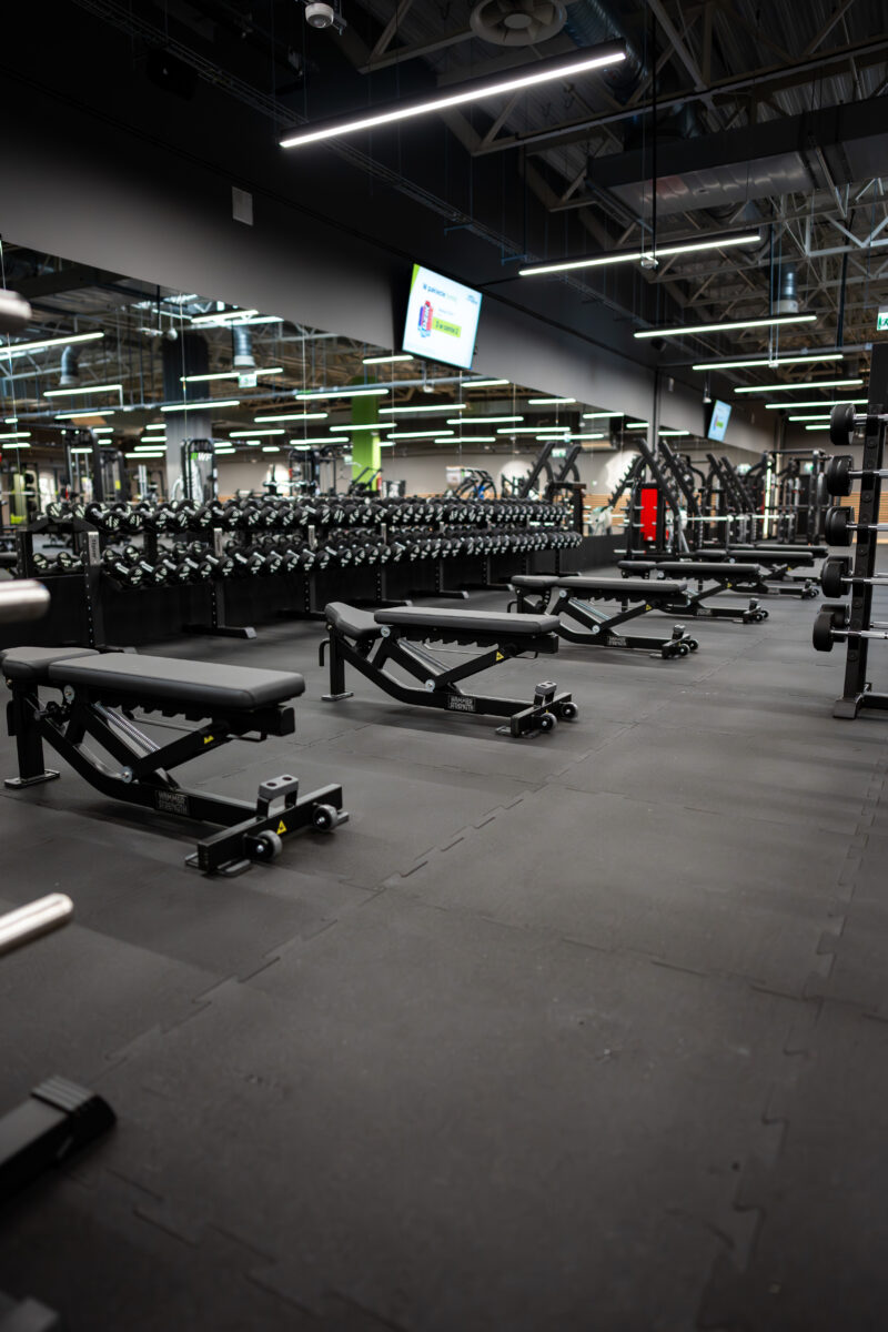 Rząd regulowanych ławek treningowych Hammer Strength na siłowni Well Fitness Białystok