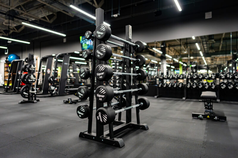 Klatki treningowe (power racki) z logo Well Fitness w nowo otwartej siłowni w Białymstoku
