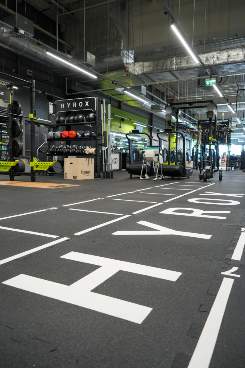 фітнес-зона hyrox well у спортзалі в Марках