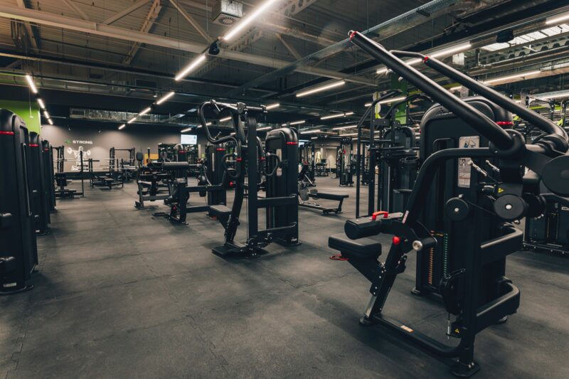 Зона силових тренажерів у фітнес-клубі Well Fitness