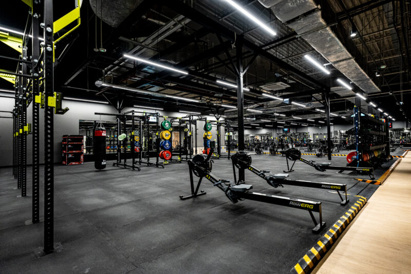 Ergometry wioślarskie Concept2 RowErg oraz brama do treningu funkcjonalnego w przestronnej strefie cross klubu Well Fitness.