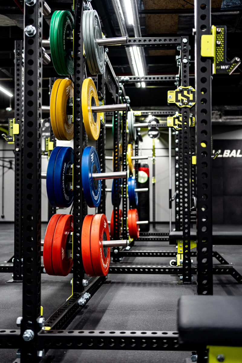 У зоні вільних ваг доступні штанги