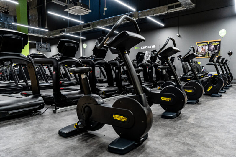 Кардіотренажери в фітнес-клубі Well Fitness - бігові доріжки, орбітреки та велотренажери