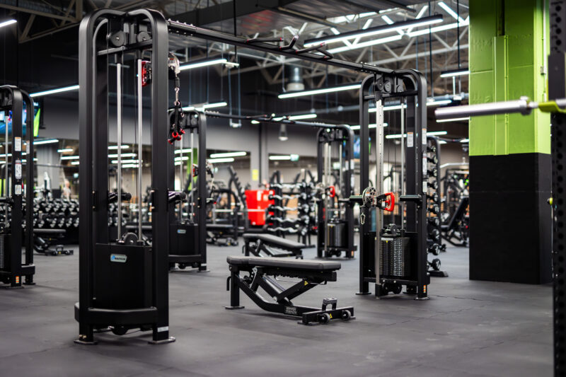 інтер'єр тренажерного залу Well Fitness