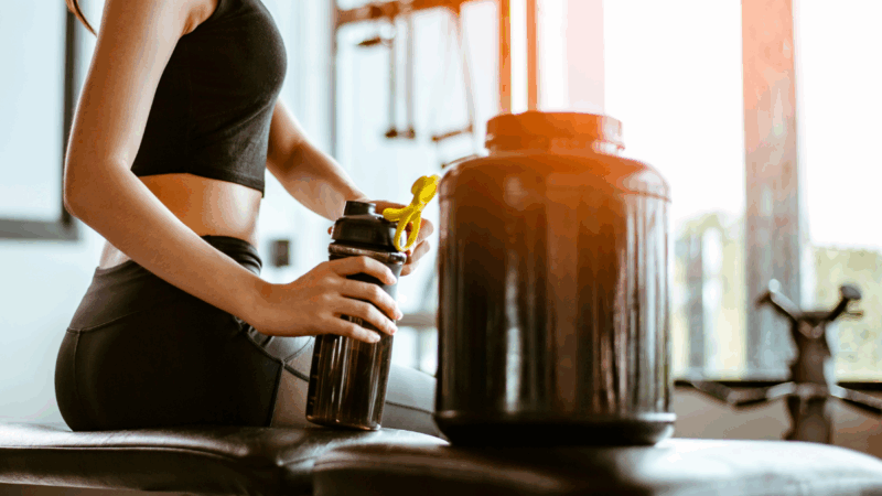 pani przygotowująca się do spożycia kreatyny