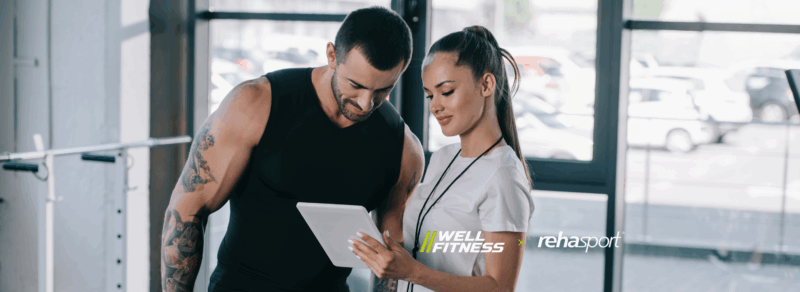 Trenerka przedstawiająca swojemu podopiecznemu wyniki testów funkcjonalnych