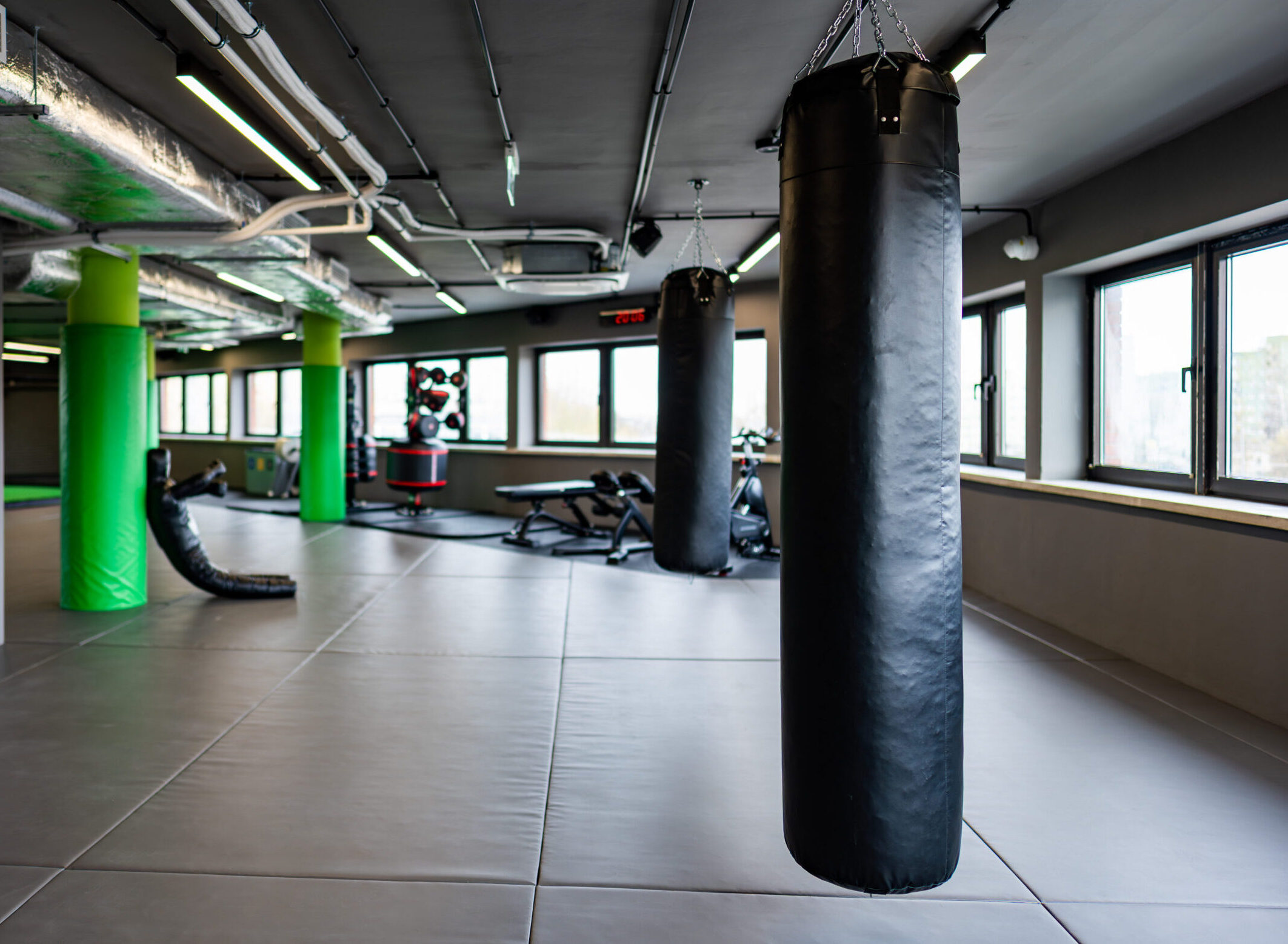 Strefa FIGHT w Well Fitness z workiem bokserskim, manekinem treningowym i sprzętem do sportów walki